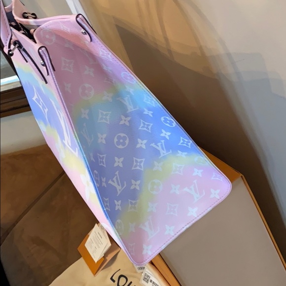 ❗️SOLD❗️💯%Authentic LV Escale pastel on the go - Picture 6 of 16